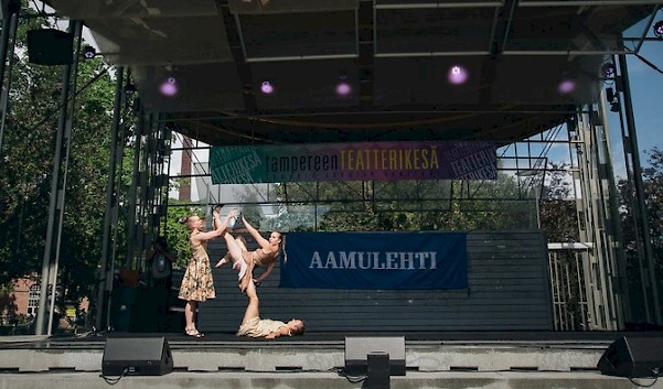 Festivaalin avajaiset vuonna 2022. Kuvassa Circus Ruska Festival, Akropatit, MUIAT esitys. Kuvaaja Carolin Büttner.