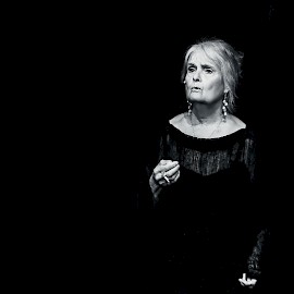 HUOJUU ELÄMÄN PUU | Kuvassa: Kristiina Halkola | Kuva: Sanna Breilin