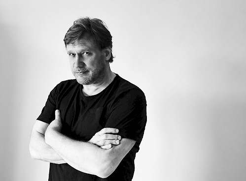 Mustavalkoinen kuva Samuli Edelmannista