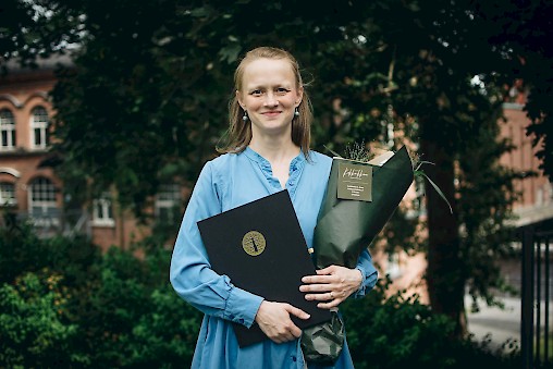 Ella Mettänen poseeraa palkinnon kanssa.