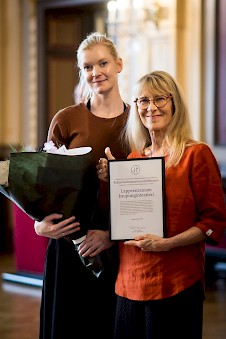 Maia Häkli & Helka-Maria Kinnunen poseeraavat palkinnon kanssa.